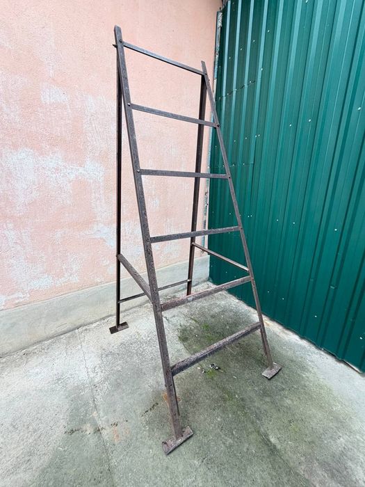 Металлическая переносная стремянка.