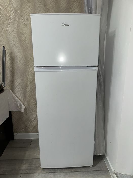 Холодильник Midea 204 л, отличное состояние. Самовызов