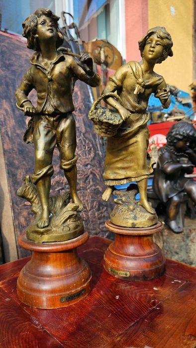 Două vechi statuiete din bronz Semnate