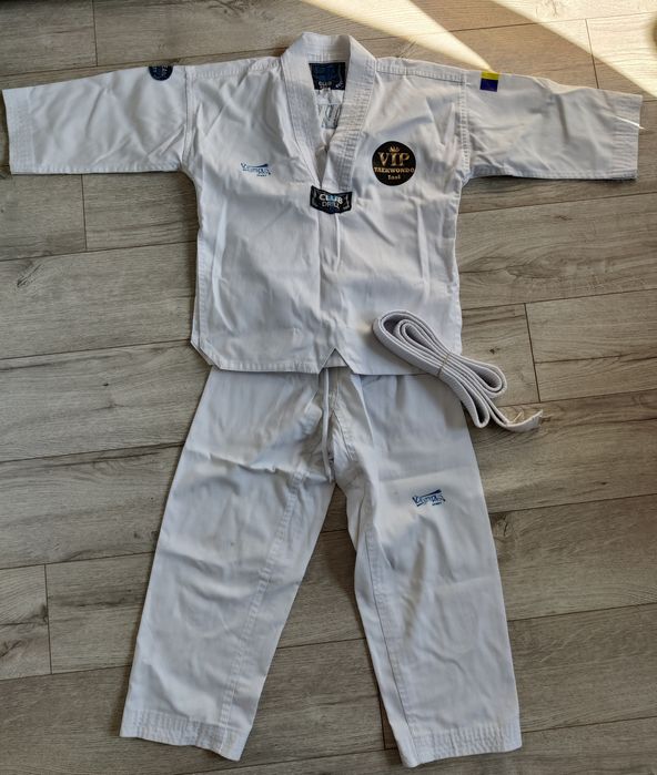 Costum taekwondo cu sigla VIP marimea 130