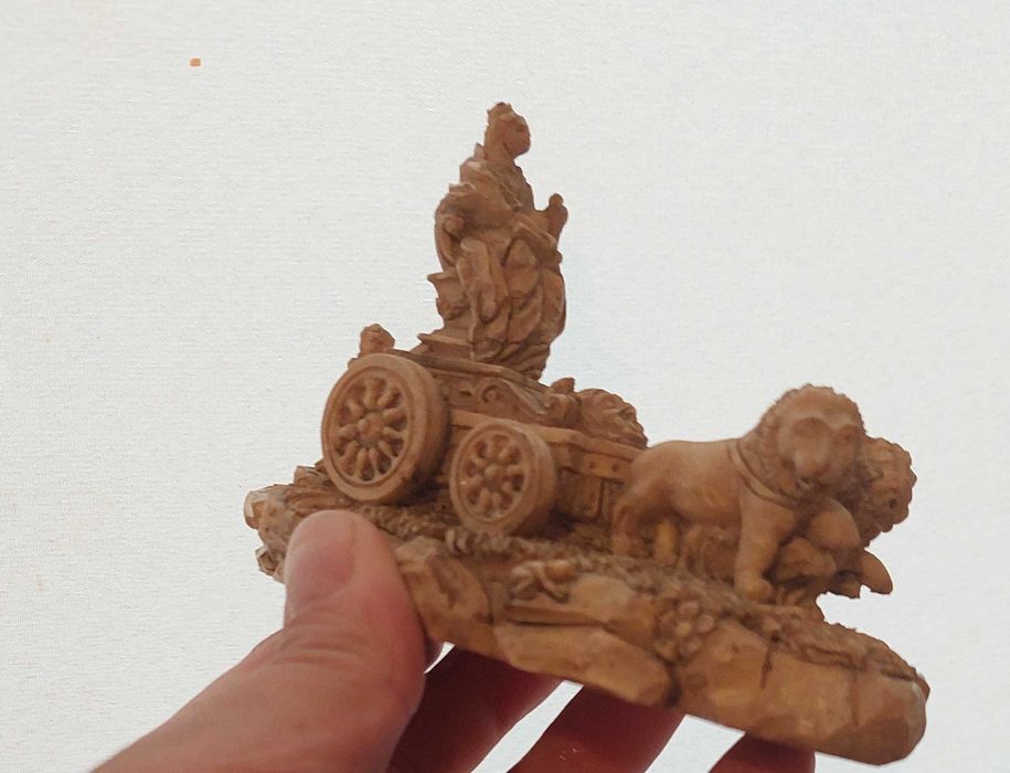Sculpura Zeita Cibele cu carul tras de doi Lei
