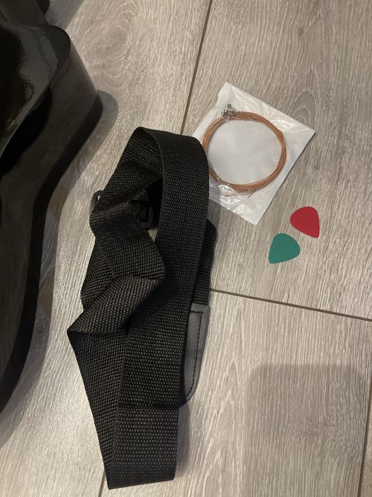 Гитара черная хорошая