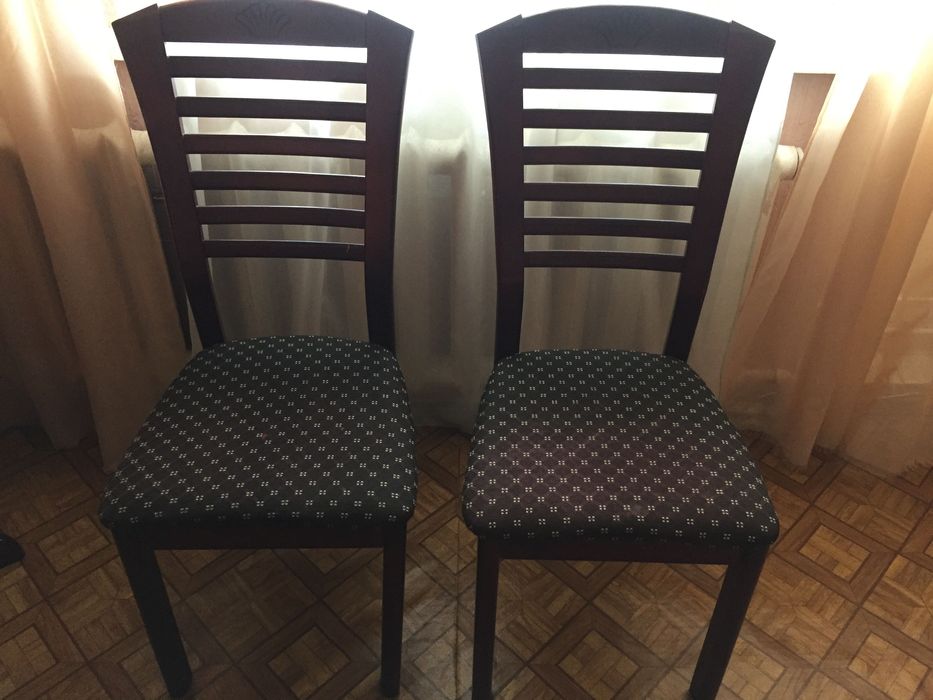 Стол со стульями для гостиной