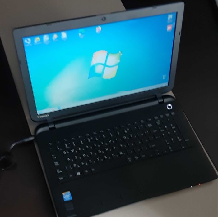 Перфектен лаптоп Toshiba Satellite C50-B-14D + чанта