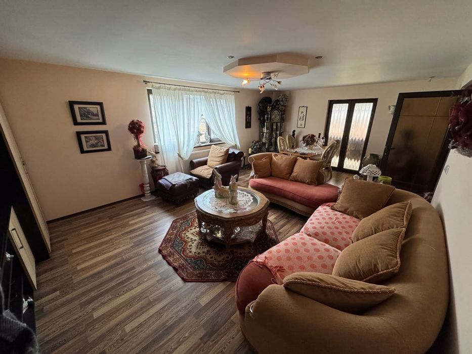 Casă de vânzare în Deva într-o zonă foarte liniștită și cu o panoramă deosebită ( casa este nou construită ).