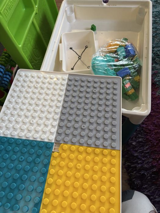 Отдам мольберт и стол детский