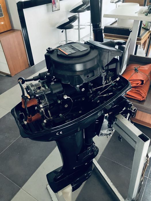 Продавам Лодка с двигател и колесар