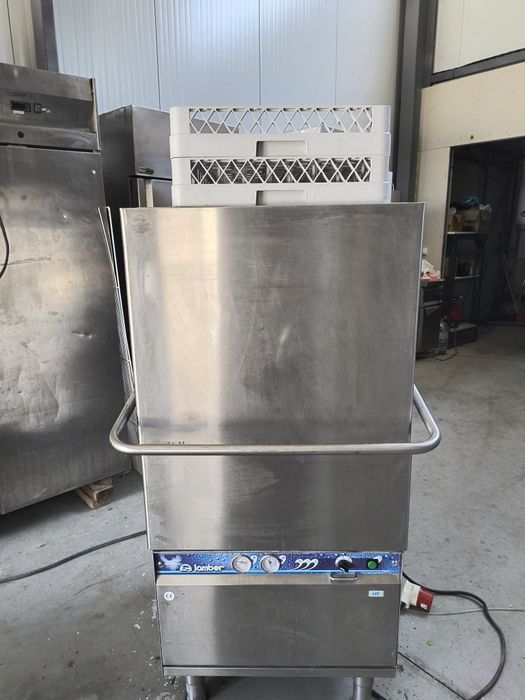 Конзолна съдомиялна -- Италия.