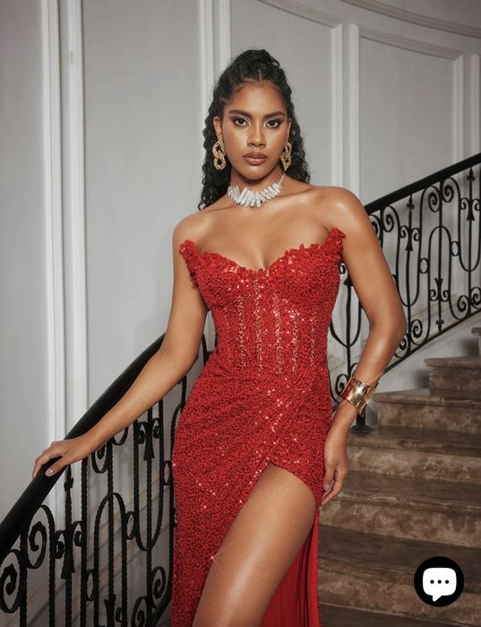 Уникална,стилна червена рокля с елементи