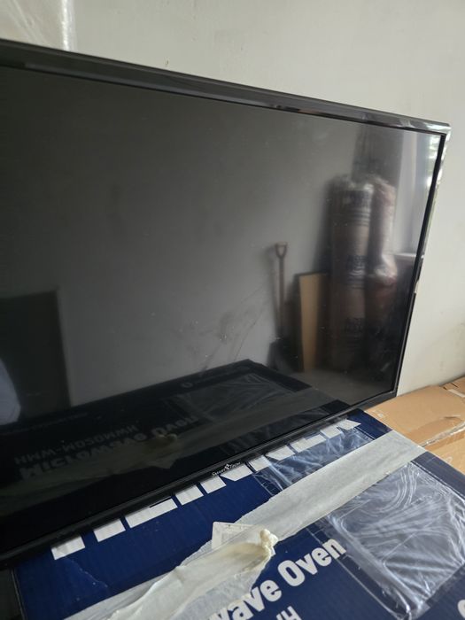 LED SMART TECH  74 cm plat