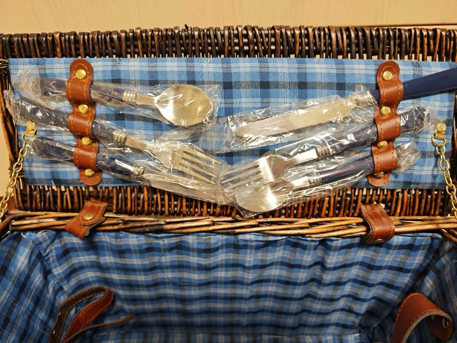 Кошница за пикник за 4 ма ( чисто нова )