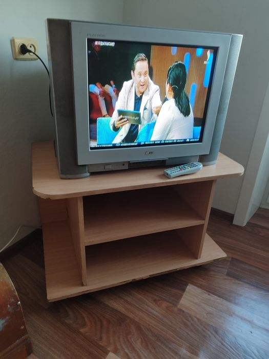 Продам телевизор с тумбой.