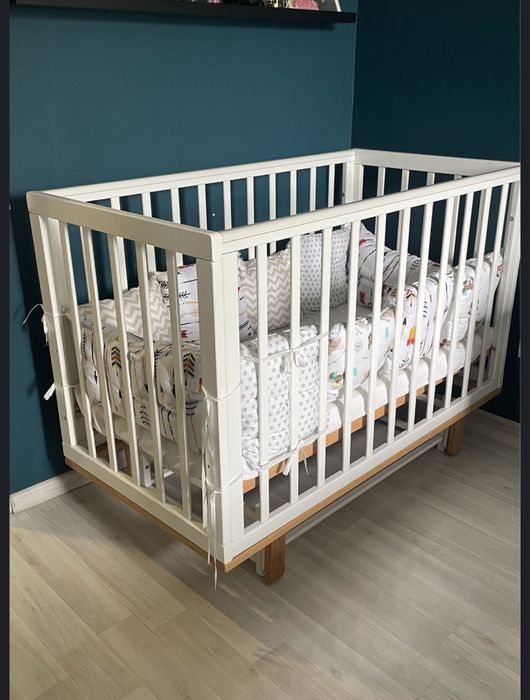 Детская кроватка с маятником.