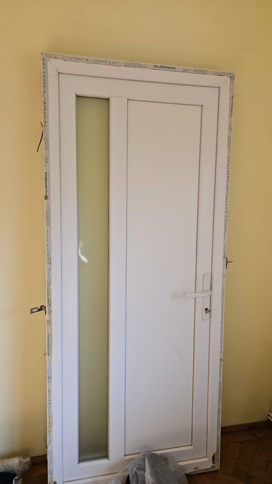 Vând ușă exterior
