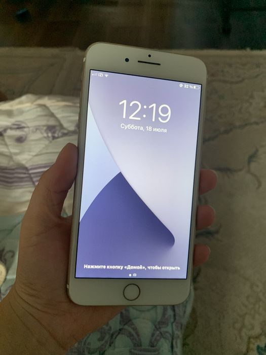 Продам айфон 7+
