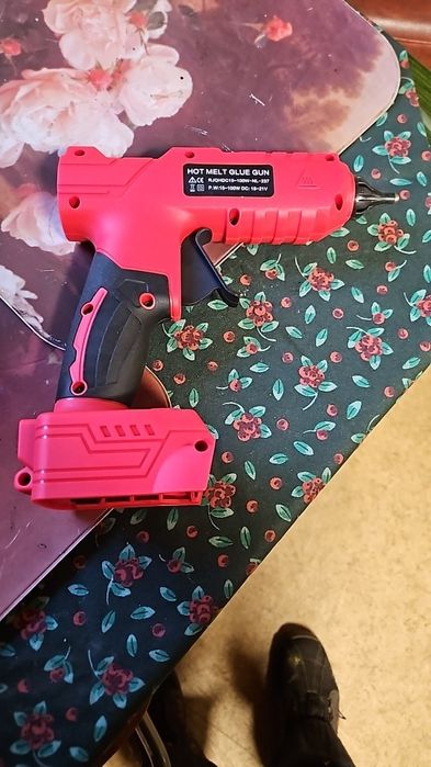 Pistol Milwaukee M18 pentru lipit cu batoane de plastic silicon