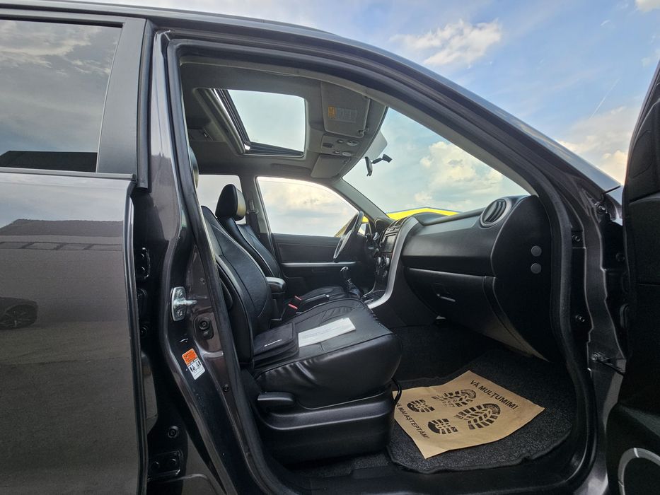 Suzuki grand vitara Limited 1.9 Diese,  4x4 cu reductor, Navigație  Jante  Cârlig  Trapă Bulbar Posibil Rate *
