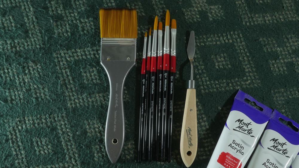 Кисти, краски, мастихин, холст