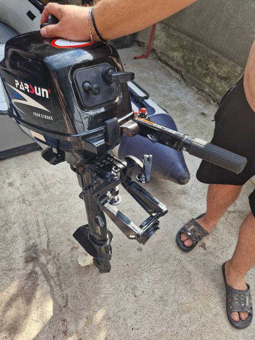 Barcă pneumatică 3,30 m + motor Parsun 2,6 CP + vâsle + veste