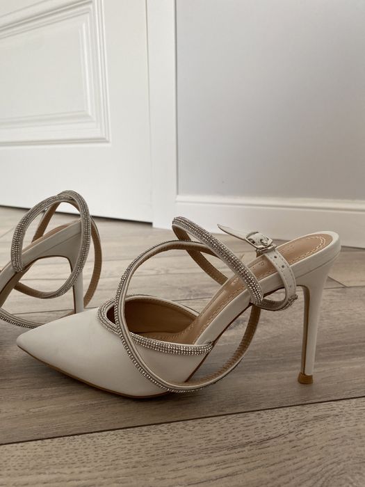 Продам белые туфли