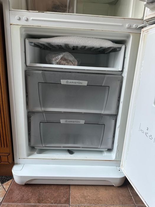 Холодильник марки Ariston