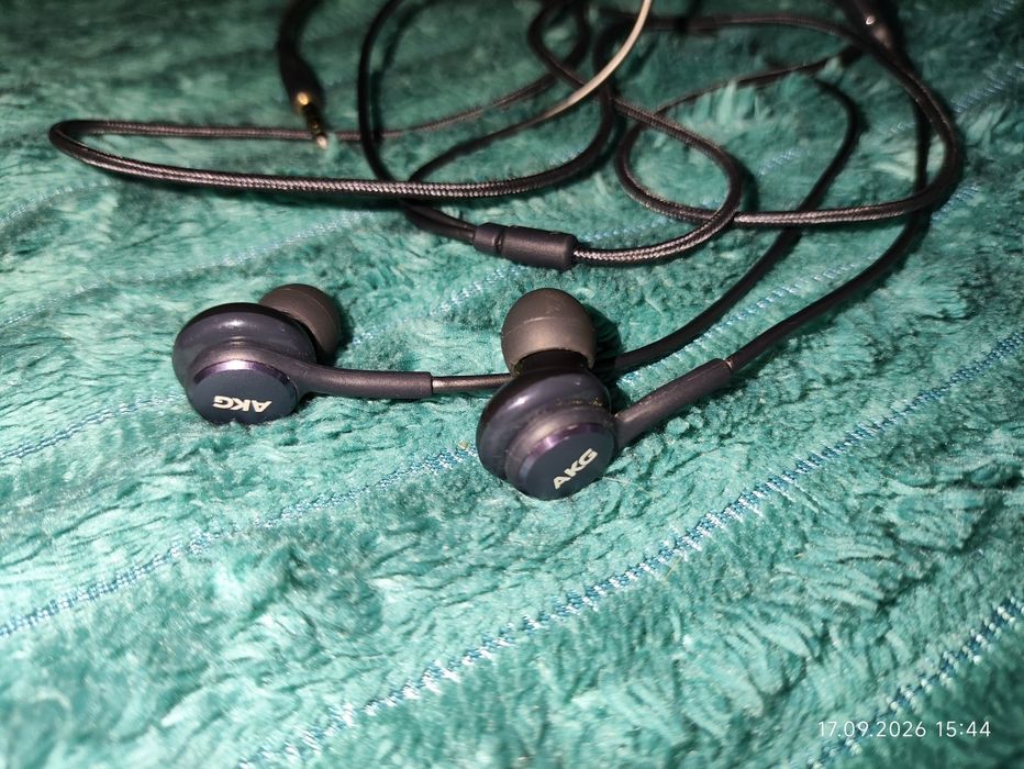 Продам наушники AKG