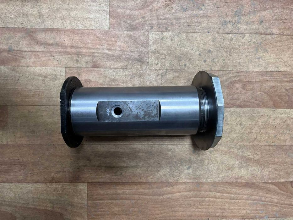 Пальцы и оси на прицепы.