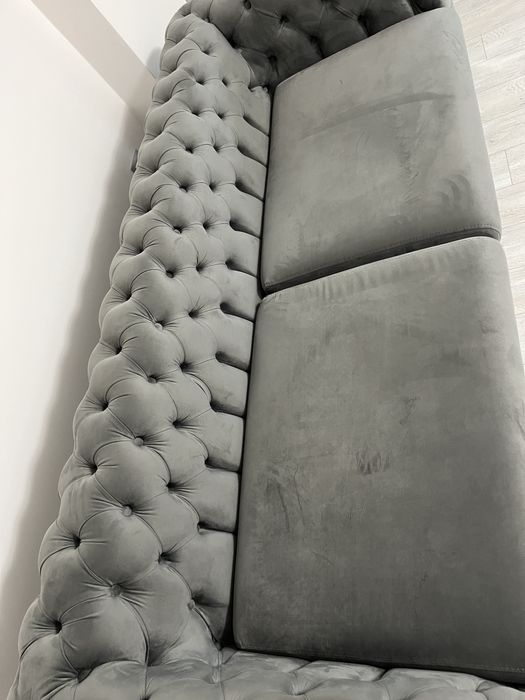 canapea chesterfield din catifea gri