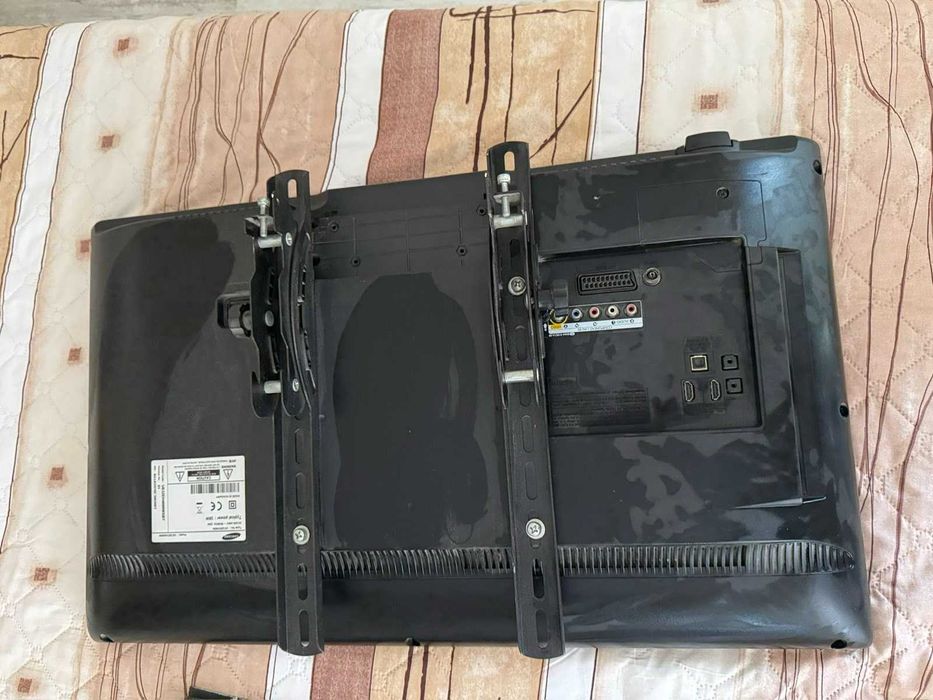 Телевизор Samsung UE32EH4000- 32 Инча, със стойка за стена