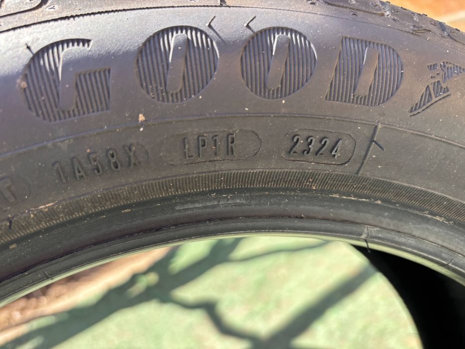 Vând cauciucuri vara Goodyear EfficientGrip Performance