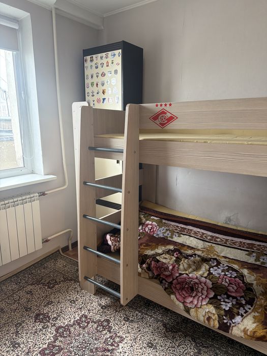 Кровать 2 эт. В хоршем состояниии, без дефетов и царапин.
