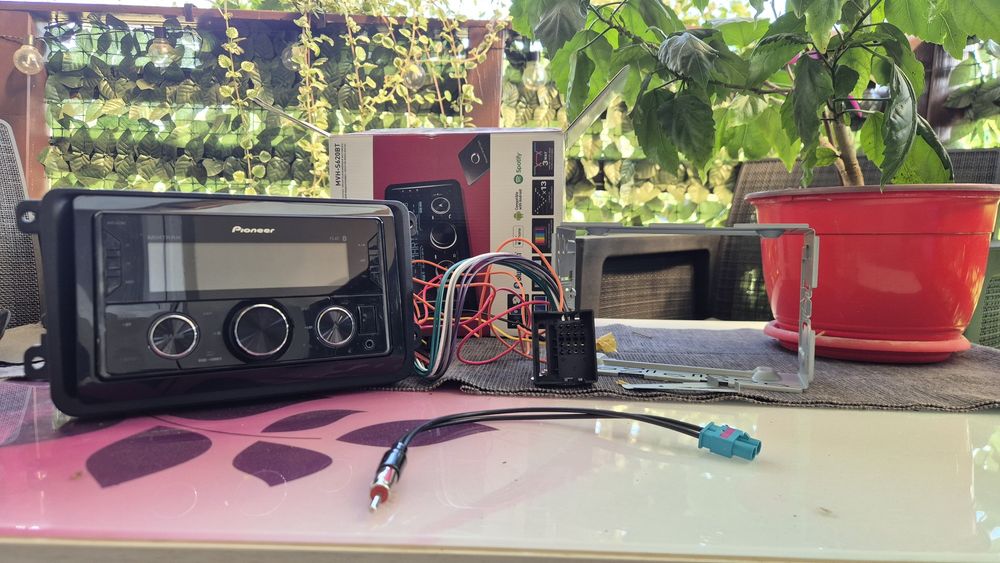 Radio auto 2 DIN Pioneer MVH-S620BT + Kit complet montaj VW Golf 5 (ramă, Quadlock, adaptor antenă)