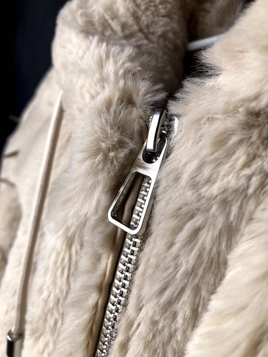 Пухкав светло кафяво-бежов суичър с шипчета XL unisex crop