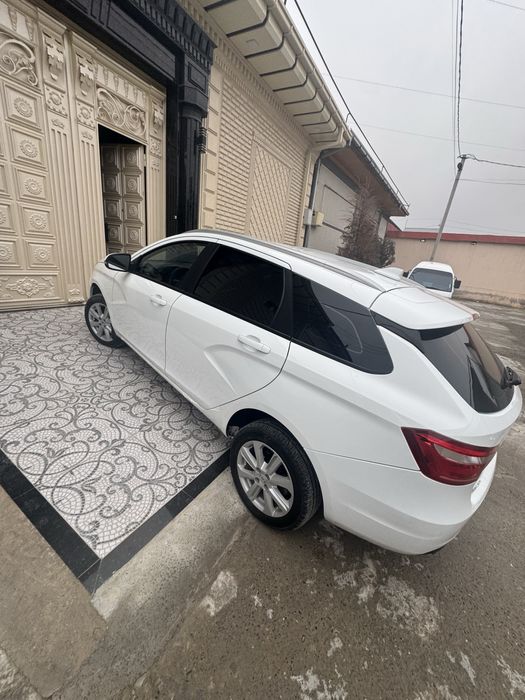 Lada vesta  ragi oq kiraska toza yurgani 4800 Metan 4 pakalena.  Aftam