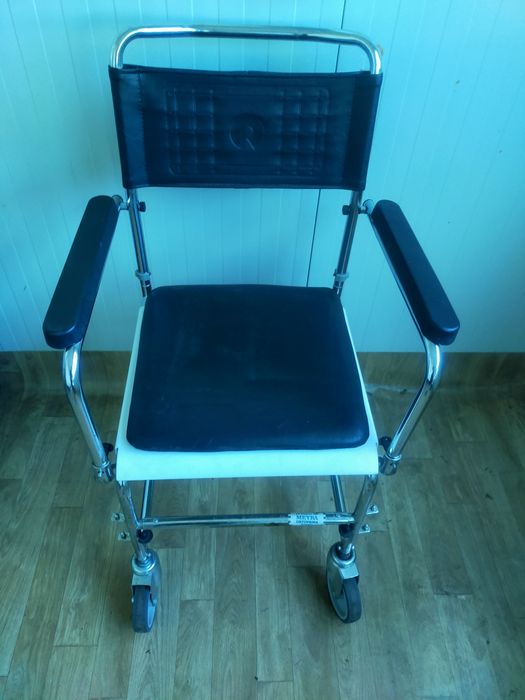 Scaun Cu wc inclus pentru oameni bolnavi