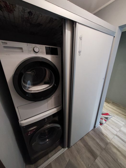 Vand apartament complet renovat, mobilat si utilat, 3 camere, decomandat, 2 bai, etajul 2, proprietar