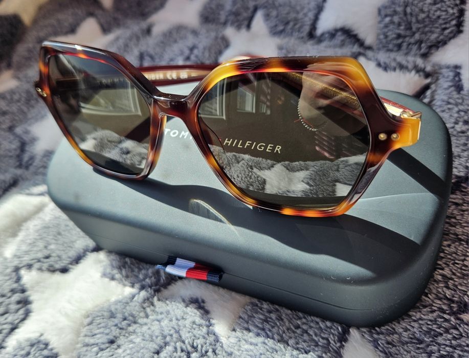 Дамски  оригинални слънчеви очила Tommy Hilfiger.Нови.130лв.