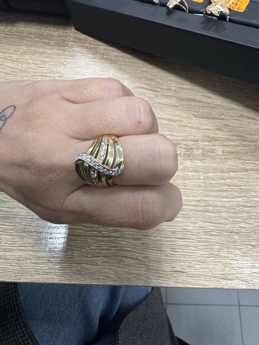 Златен пръстен с камъни