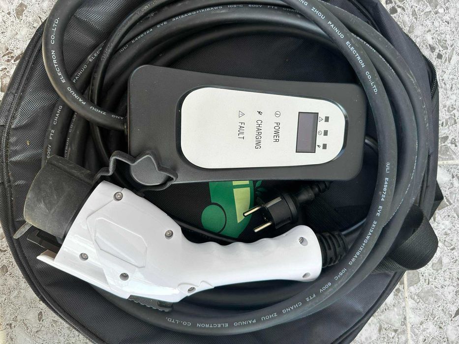 Зареждаща станция за всички Електрически Автомобили Кабел