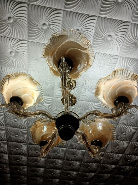 Люстру продам ...