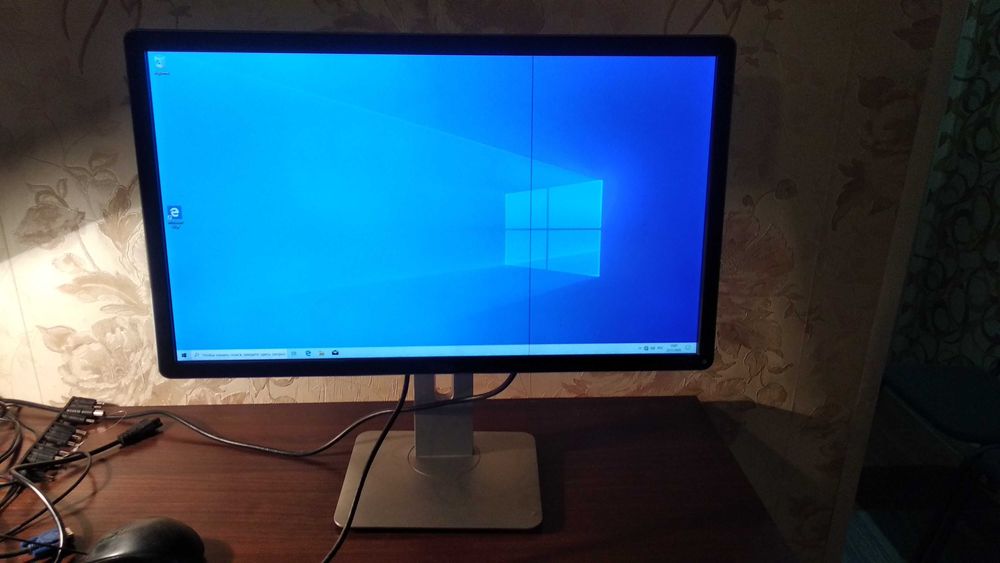 Монитор DELL IPS 24". C дефектом(полоса)