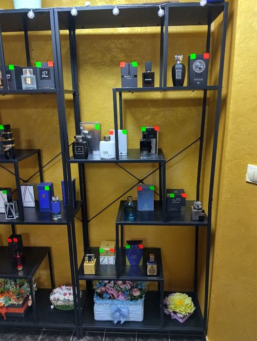 Рафтове  за козметични продукти .