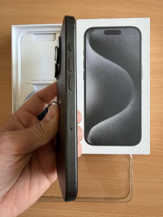 iPhone 15 Pro Titanium, la cutie cu accesorii