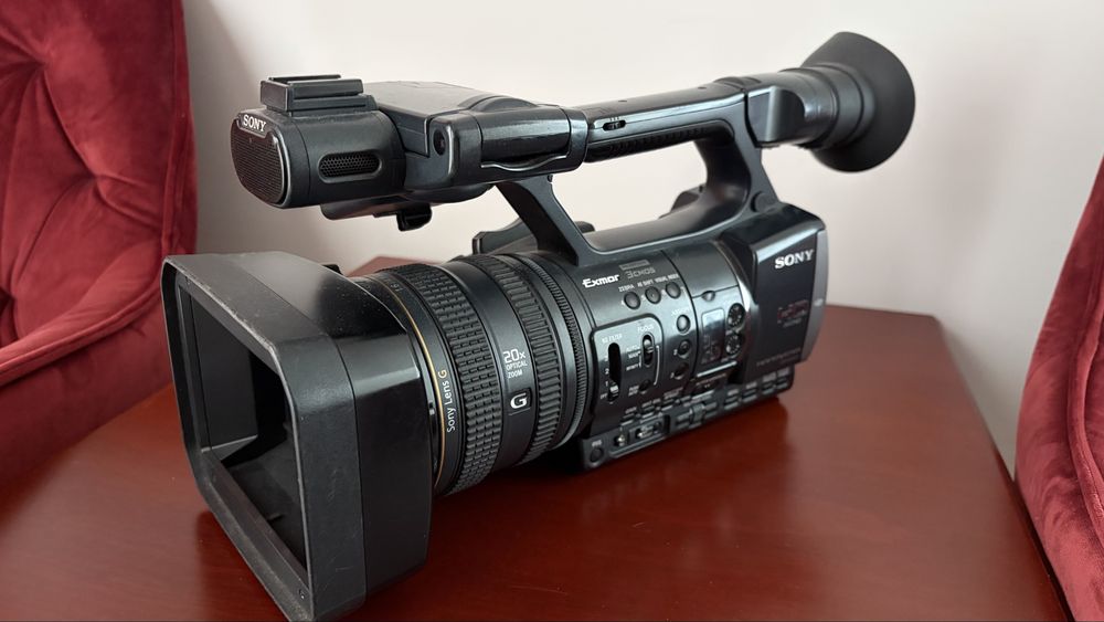 Sony HDR-AX2000E – cameră video profesională Full HD, 3CMOS, zoom optic 20x