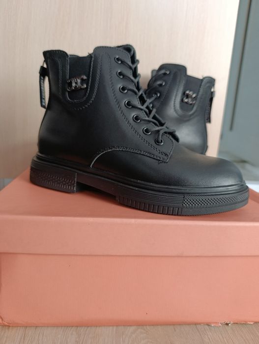 Продам ботинки женские