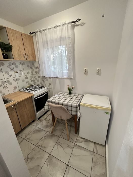 Inchiriez garsoniera, zona Piata Mica , parter