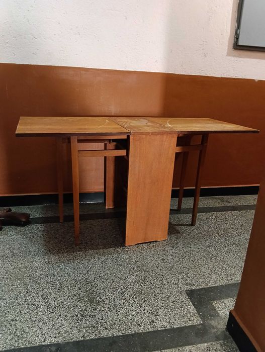 Продавам кухненска  , сгъваема маса