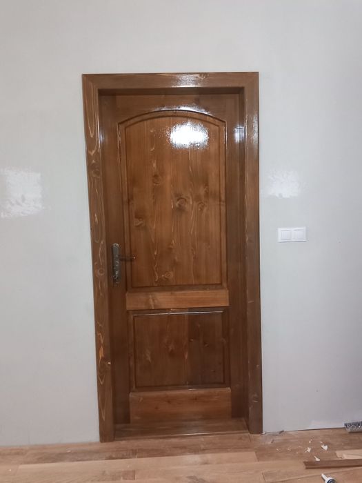 Usi din  lemn masiv