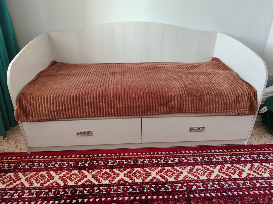 Продам кровать с матрасом.Срочно.