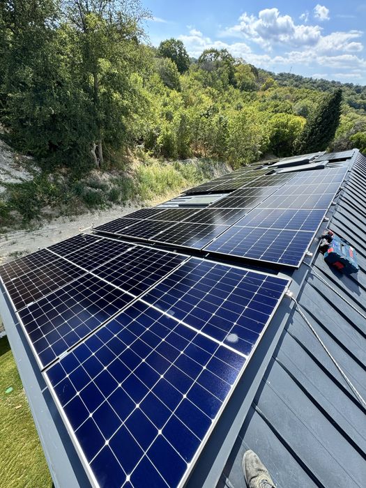 Продажба и монтаж на слънчеви системи за топла вода и ток